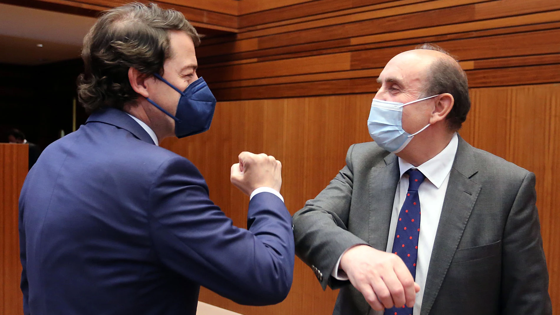 El Procurador del Común de Castilla y León, Tomás Quintana López, saluda al presidente de la Junta, Alfonso Fernández Mañueco, antes de presentar el informe anual de la institución correspondiente a 2020 en el pleno de las Cortes