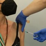Una enfermera vacuna a una mujer en el centro de vacunación de la Fira de Barcelona