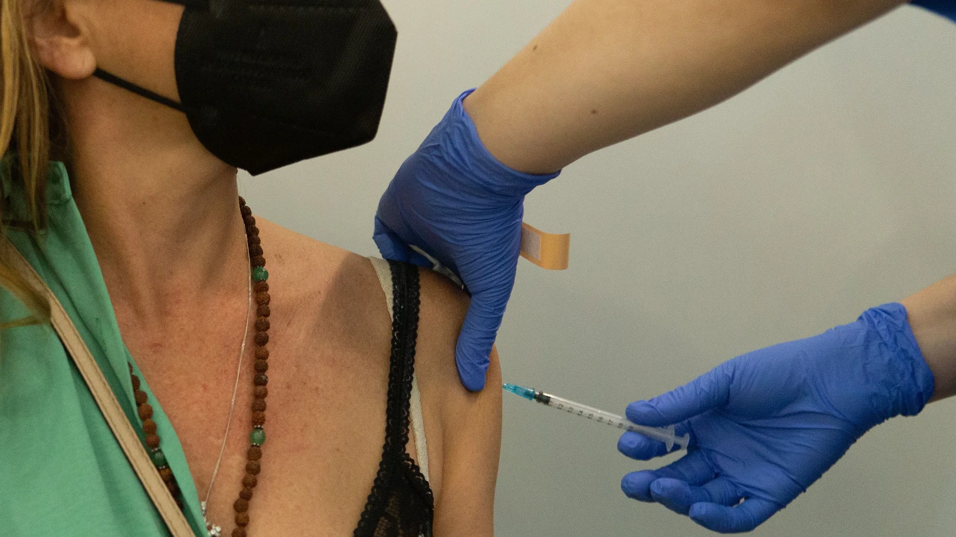 Una enfermera vacuna a una mujer en el centro de vacunación de la Fira de Barcelona