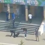 Imagen de un vídeo que muestra la detención del atacante en el exterior de la escuela de Kazán