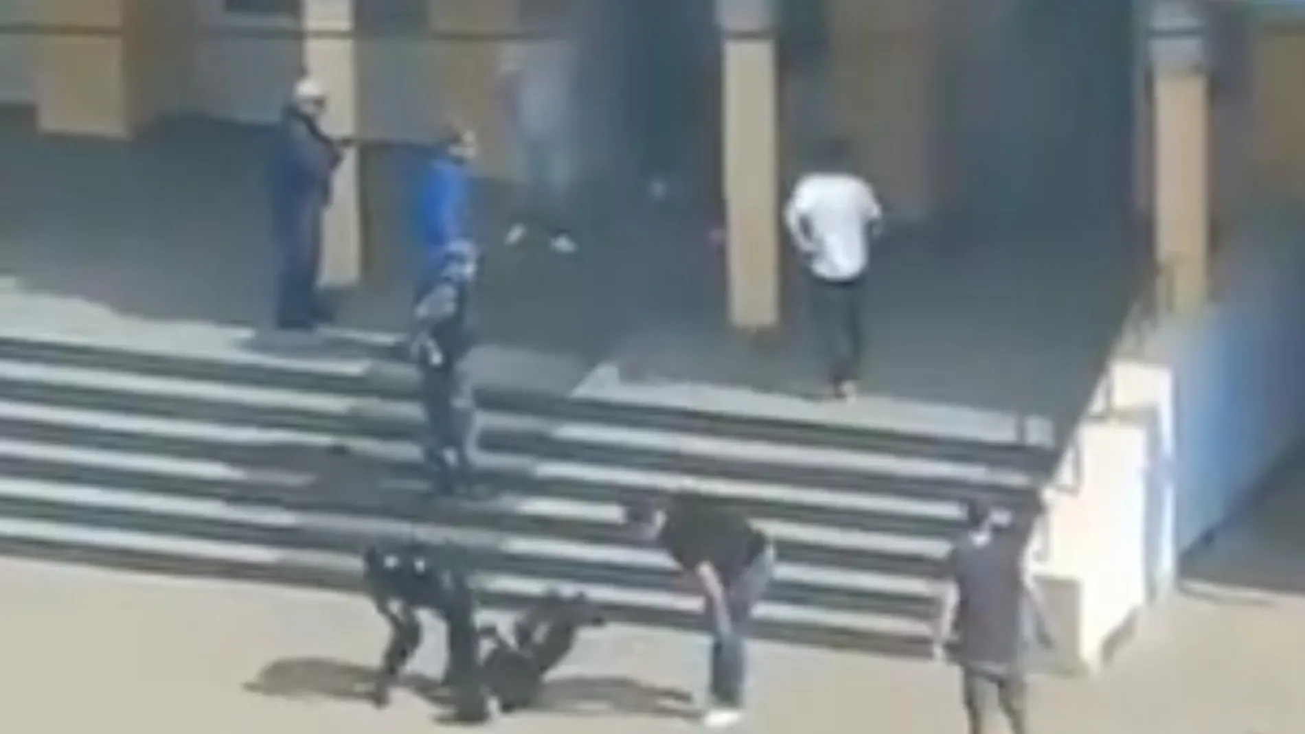 Imagen de un vídeo que muestra la detención del atacante en el exterior de la escuela de Kazán