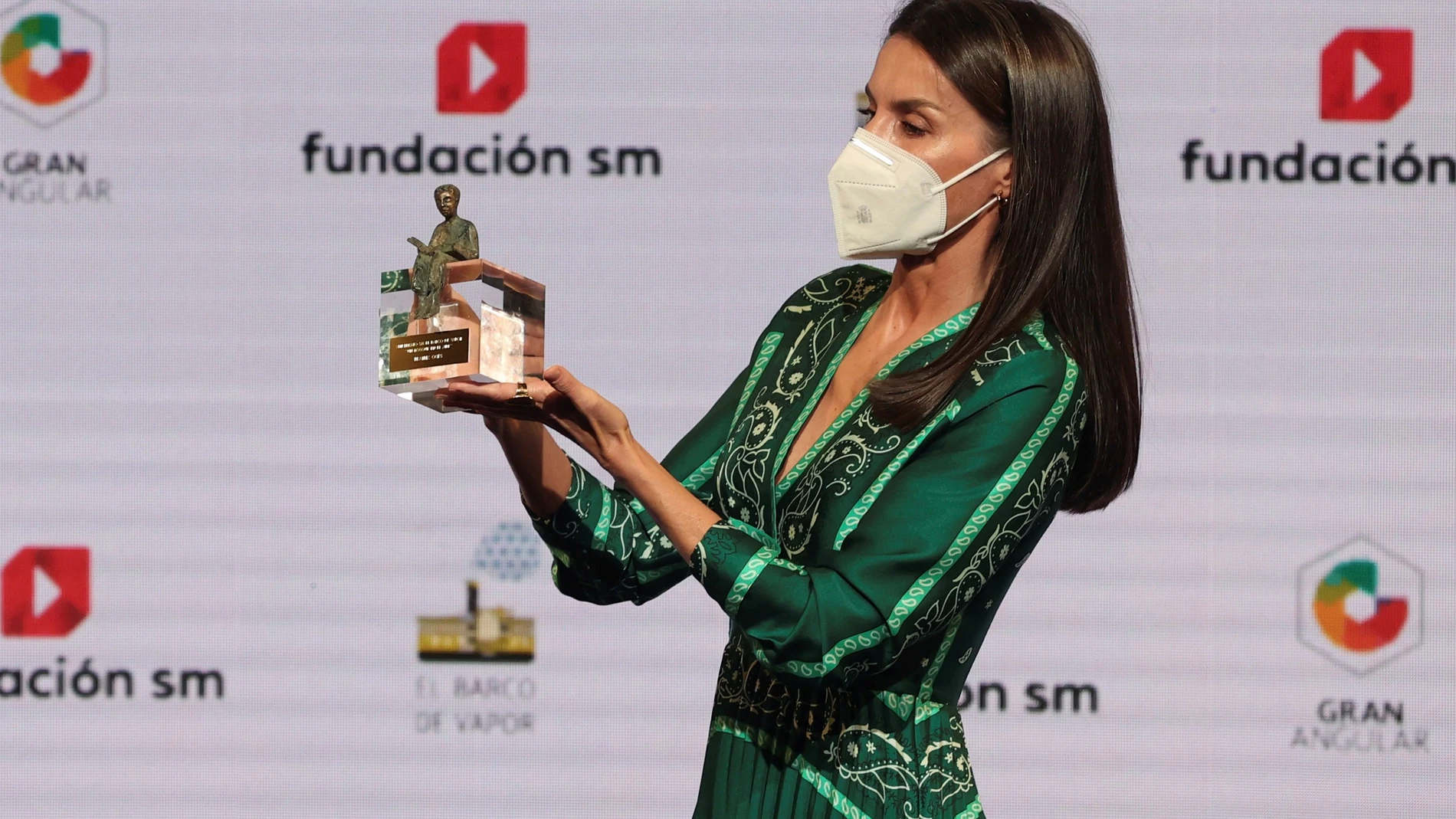 La reina Letizia durante la 43 edición de los premios de la fundación SM de literatura infantil y juvenil "El barco de vapor" y "Gran angular".