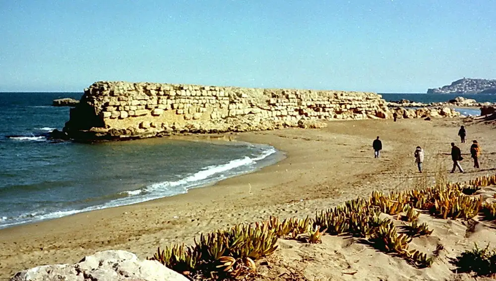 La playa de Ampúrias rebosa historia, como por ejemplo el espigón helénico que se ve en la imagen.