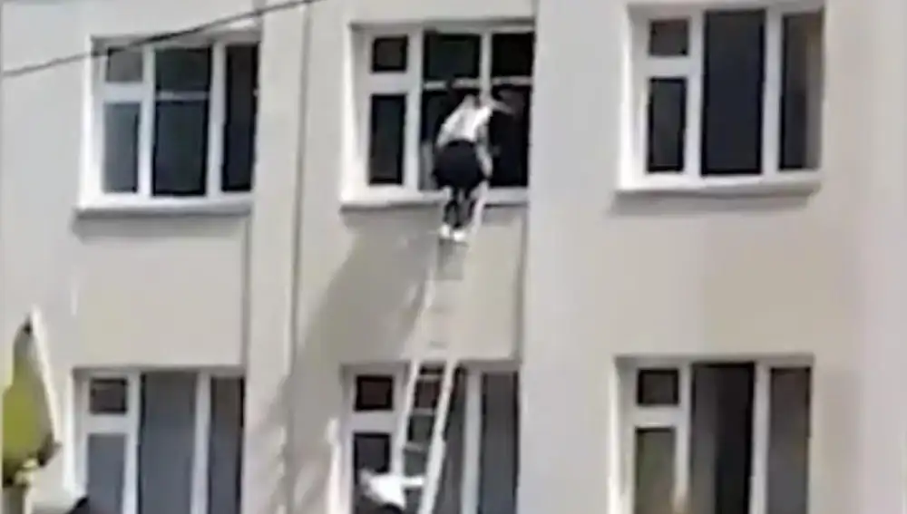 Dos alumnas bajan por una escalera huyendo en la escuela de Kazan