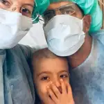 El pequeño Tomás Vilaça con sus padres en el hospital