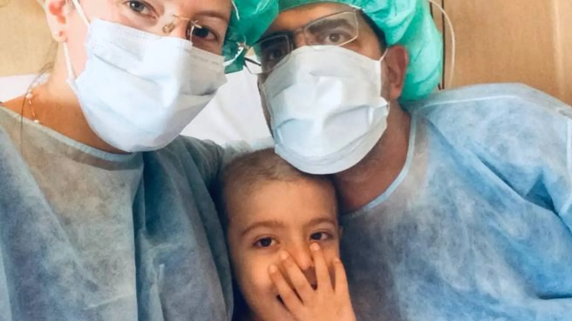 El pequeño Tomás Vilaça con sus padres en el hospital