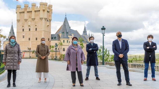 La alcaldesa de la capital, Clara Luquero, y el viceconsejero de Desarrollo Rural de la Junta de Castilla y León, Jorge Llorente, junto a los presentadores de Masterchef Celebrity