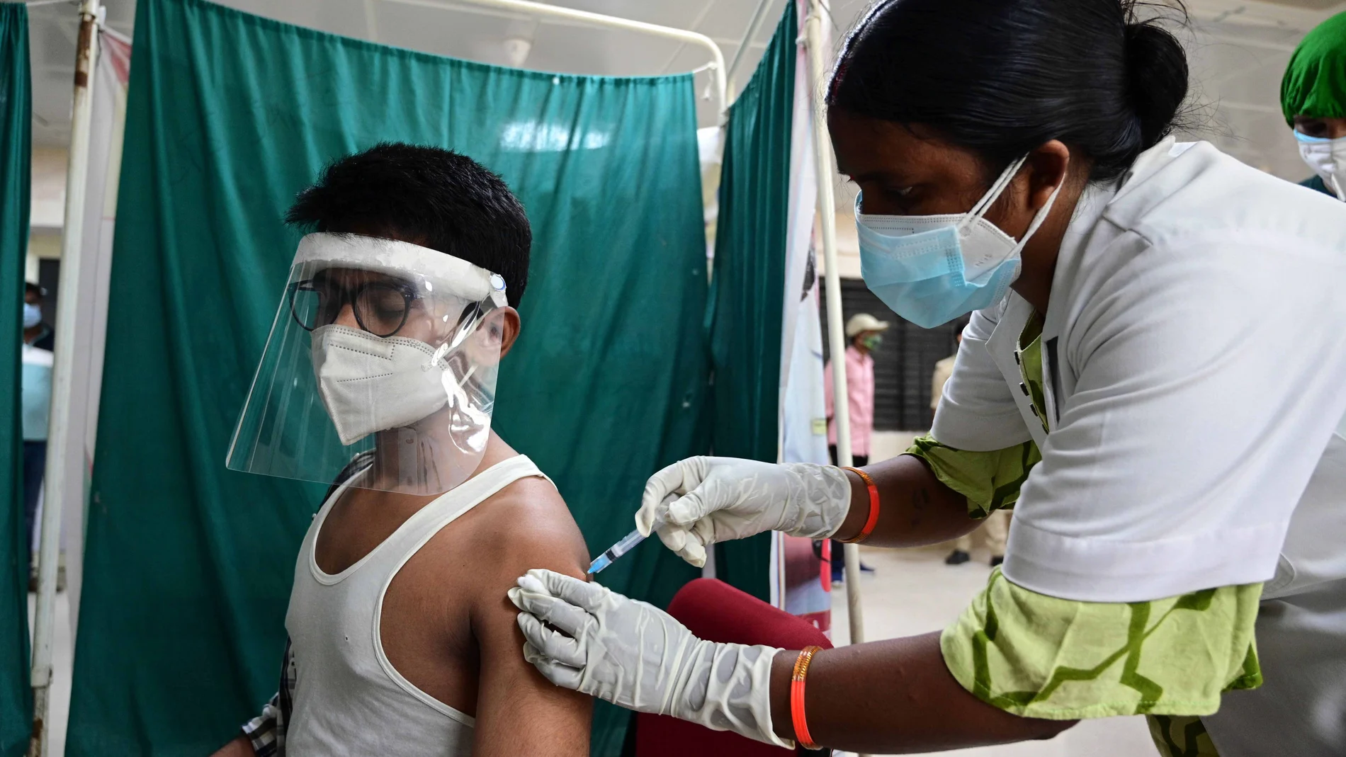 11 May 2021, India, Prayagraj: A man receives a dose of a coronavirus (COVID-19) vaccine at Moti Lal Nehru Medical College. Today, Tuesday, the Indian Ministry of Health announced the registration of 329,942 new cases of Coronavirus during the past 24 hours. Photo: Prabhat Kumar Verma/ZUMA Wire/dpaPrabhat Kumar Verma/ZUMA Wire/dp / DPA11/05/2021 ONLY FOR USE IN SPAIN