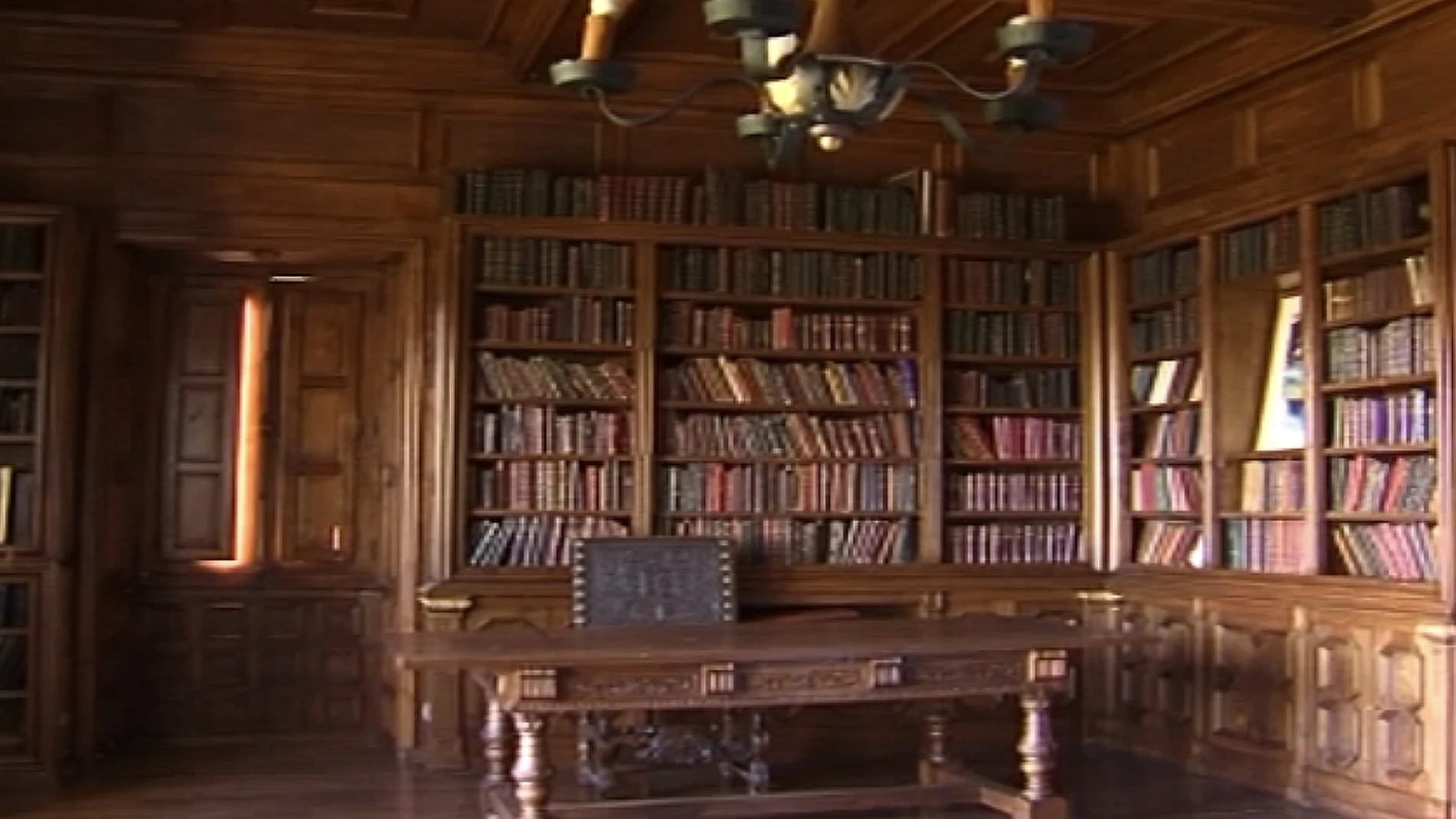 Escritorio y parte de la biblioteca de Emilia Pardo Bazán en la Torre de la Quimera del Pazo de Meirás