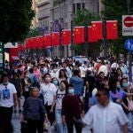 Gente camina por la calle peatonal Nanjing, una de las principales zonas comerciales, en Shanghai, China