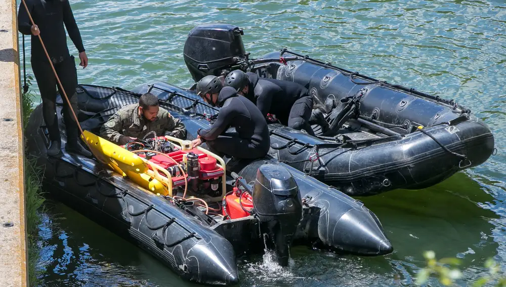 Buceadores del Regimiento de Pontoneros de Zaragoza preparan el robot subacuático con el que se han sumado a la búsqueda del menor de 13 años