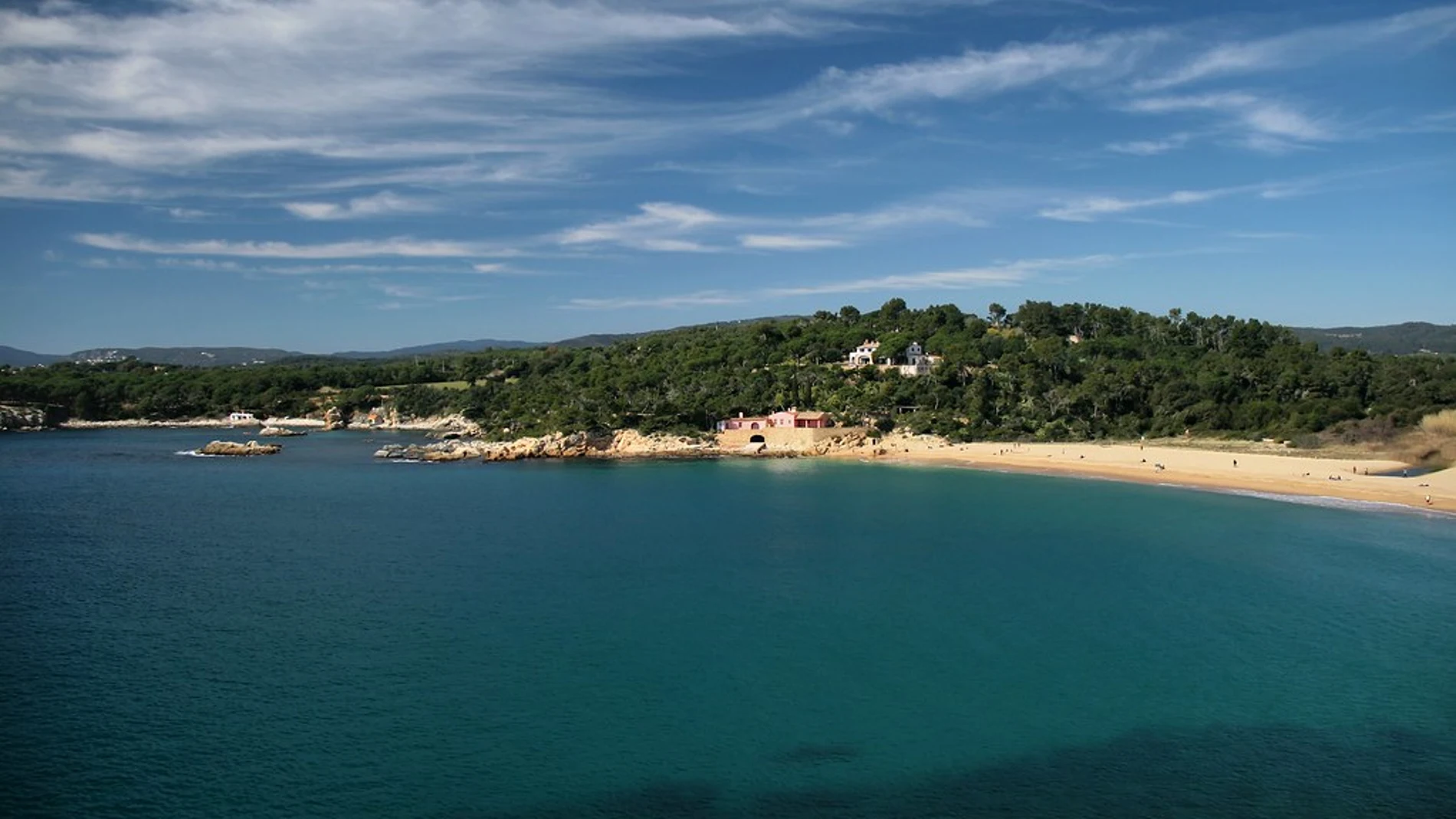 La playa del Castell, en Palamós, es una de las más conocidas de la Costa Brava (Girona).