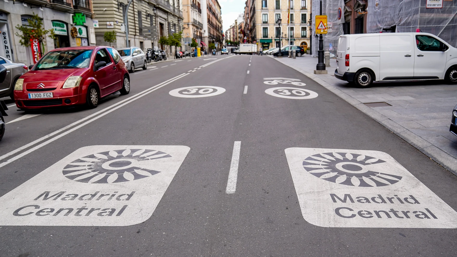 Dos señales de Madrid Central en la carretera, a 11 de mayo de 2021, en Madrid