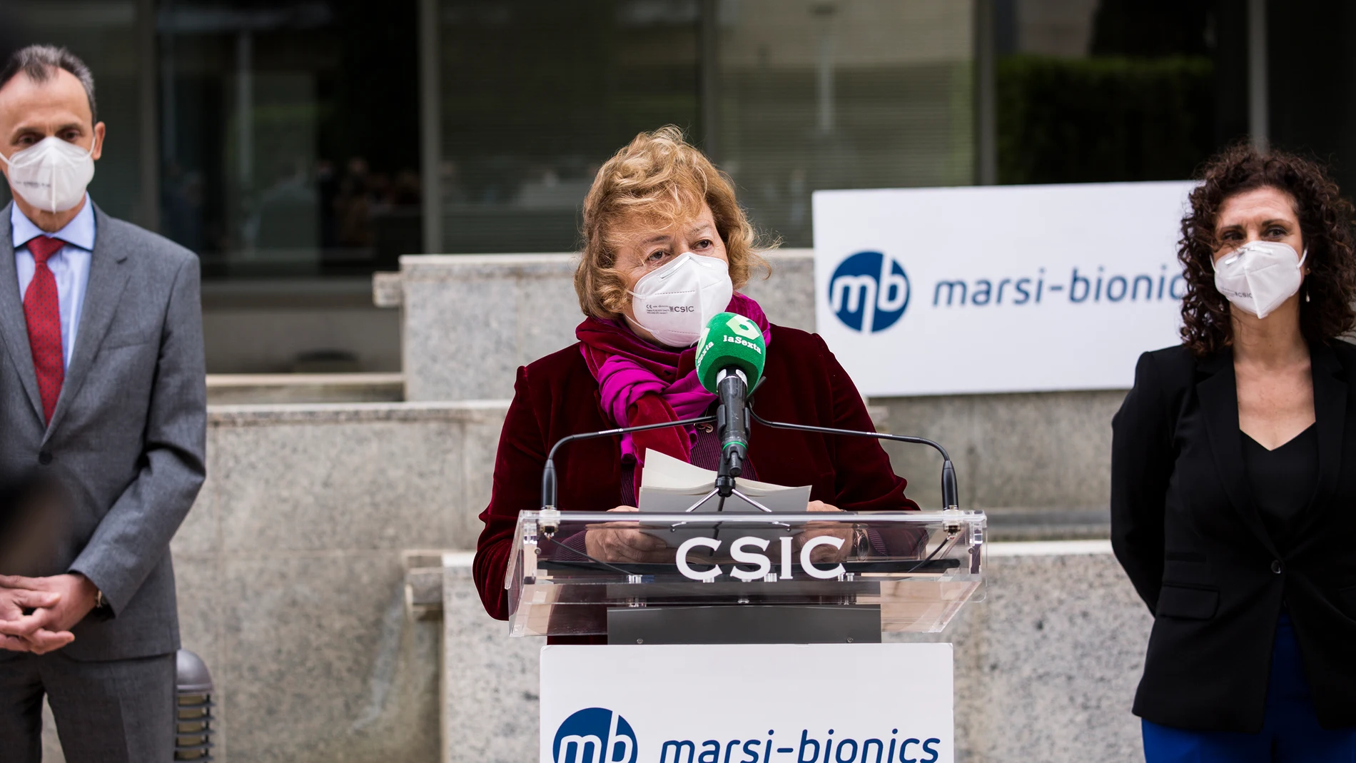 La presidenta del CSIC, Rosa Menéndez durante la presentación por parte del Consejo Superior de Investigaciones Científicas (CSIC), del certificado europeo concedido al primer exoesqueleto pediátrico del mundo para pacientes afectados por atrofia muscular espinal en la sede Marsi Bionics