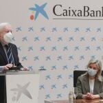 El presidente de la Cámara de Comercio de Burgos, Antonio Méndez Pozo, atiende a la prensa tras firmar un convenio de colaboración con la directora territorial de CaixaBank, Belén Martín, para incentivar el autoempleo