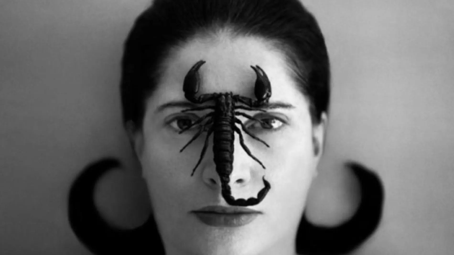Abramovic, una mujer que siempre ha arriesgado, en 2005 una performance con un escorpión