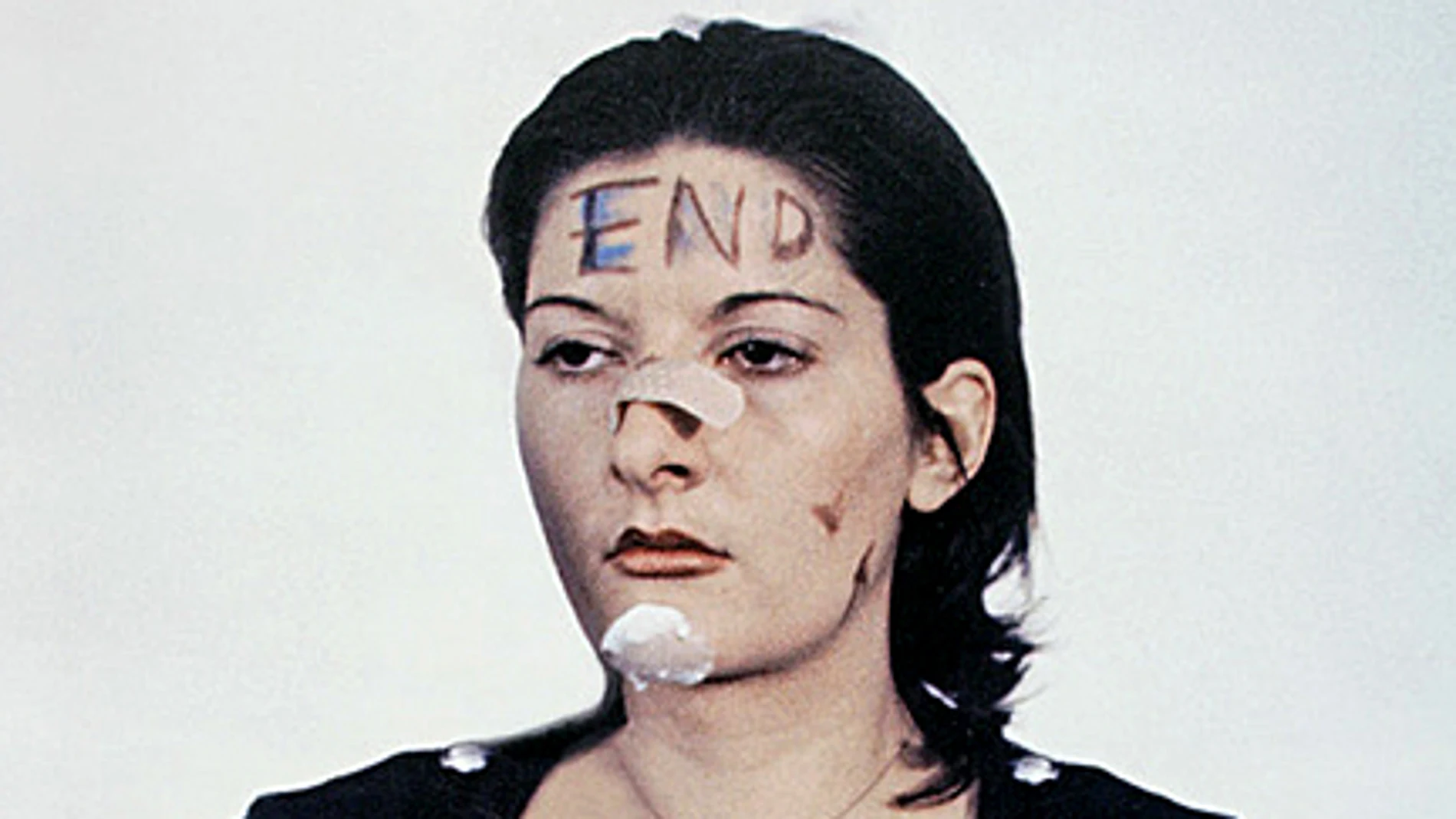 Marina Abramović, durante la performance de 6 horas "Rhythm 0", donde fue atacada, humillada y dañada