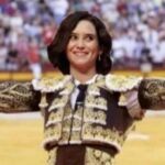 Montaje de Isabel Díaz Ayuso vestida de torera por el nuevo corte de pelo de Pablo Iglesias, sin coleta