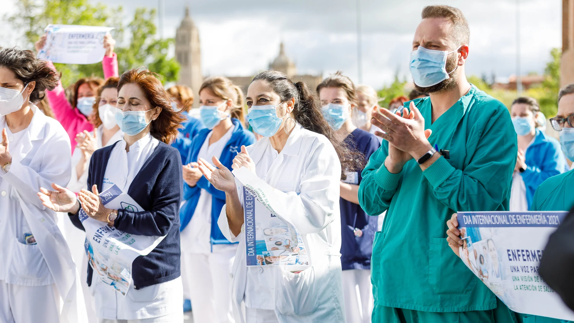El Colegio de Enfermería de Segovia convoca un minuto de silencio en recuerdo de los sanitarios fallecidos por el COVID-19 y de todos los que siguen luchando contra el virus sin descanso