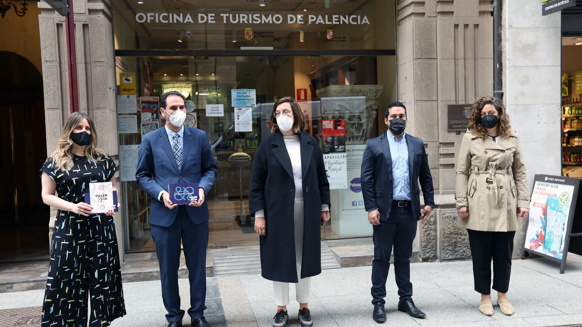 Ángeles Armisén, Mario Simón y Laura Lombraña, entre otros, presentan la oferta de "Palencia Turismo" en Fitur