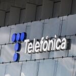 Nuevo logo de Telefónica en su cuartel general de Madrid
