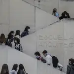 Varios estudiantes acuden a clases en la facultad de Arquitectura de la Universidad de Valencia