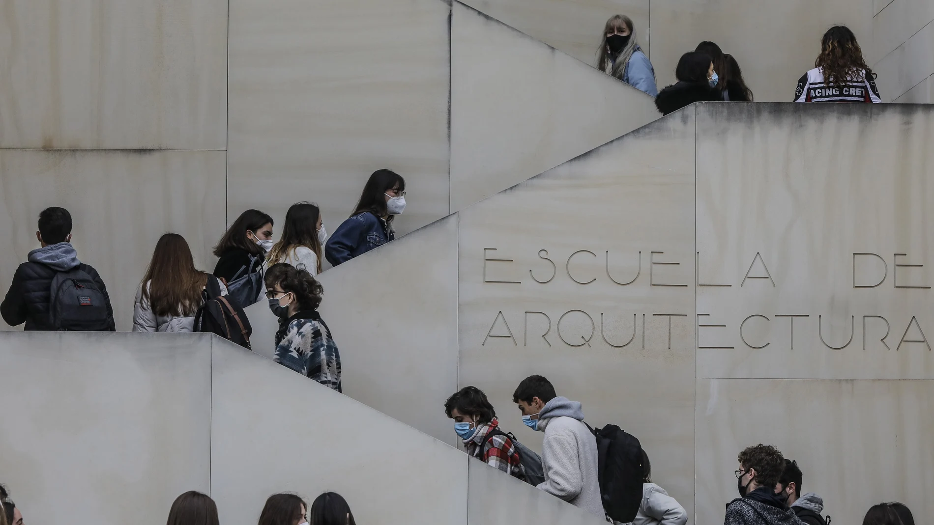 Varios estudiantes acuden a clases en la facultad de Arquitectura de la Universidad de Valencia