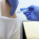 Una mujer recibe la vacuna contra la Covid-19