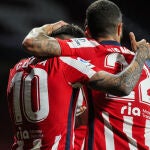 Ángel Correa celebra su gol con Mario Hermoso. Era el 2-0 del Atlético a la Real Sociedad