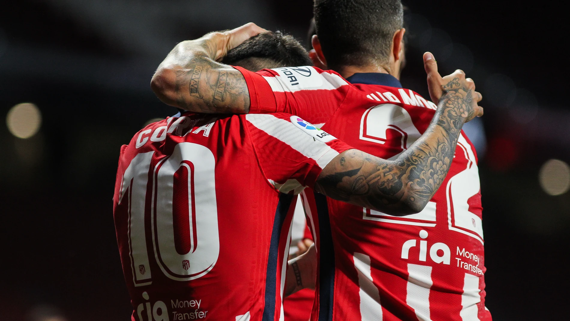 Ángel Correa celebra su gol con Mario Hermoso. Era el 2-0 del Atlético a la Real Sociedad