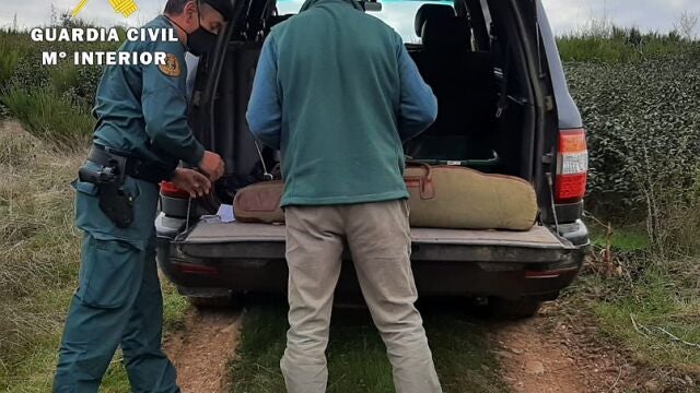Un miembro del Seprona de Burgos inspecciona el todoterreno de un cazado