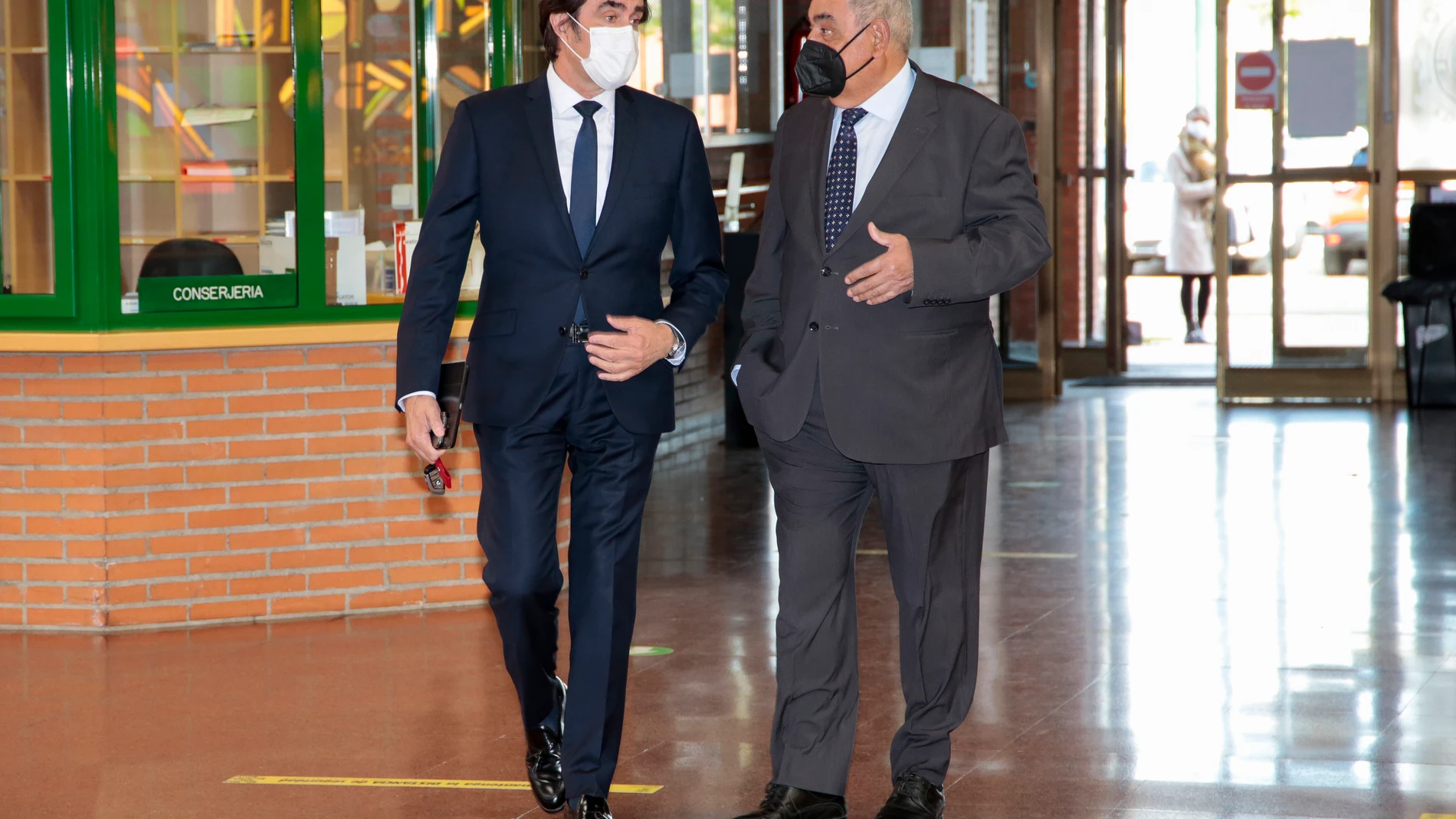 El consejero de Fomento y Medio Ambiente, Juan Carlos Suárez-Quiñones, participa en la Mesa Redonda "Ganadería y el lobo", organizada por la Academia de Ciencias Veterinarias de Castilla y León