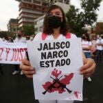 Una manifestante protesta por el asesinato de sus familiares en Jalisco