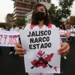 Una manifestante protesta por el asesinato de sus familiares en Jalisco