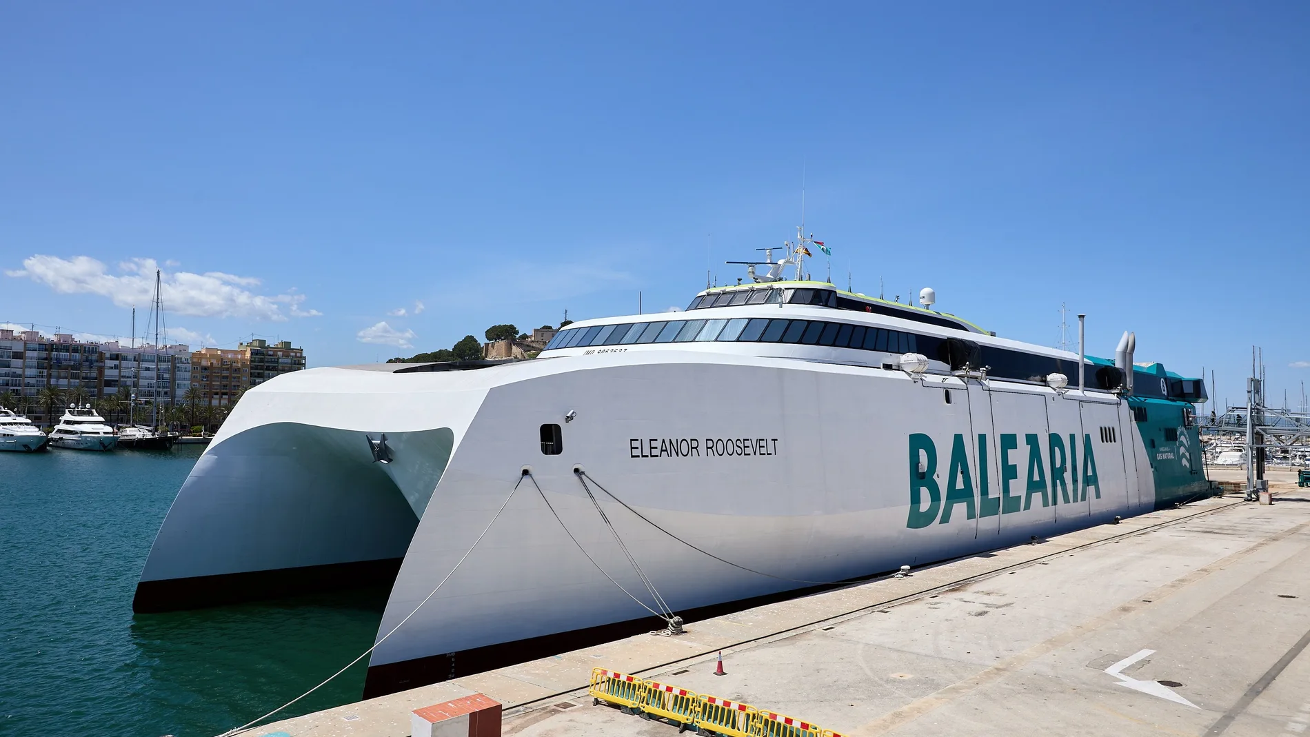 Imagen del 'fast ferry' de Balearia 'Eleanor Roosevelt' que hoy ha sido `presentado en el puerto de Dénia.EFE/ Natxo Frances