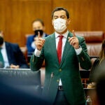 El presidente de la Junta, Juanma Moreno, responde a la preguntas de los grupos parlamentarios en la sesión de control al gobierno en el Parlamento