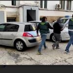 Guardias civiles conducen al detenido en Ceuta