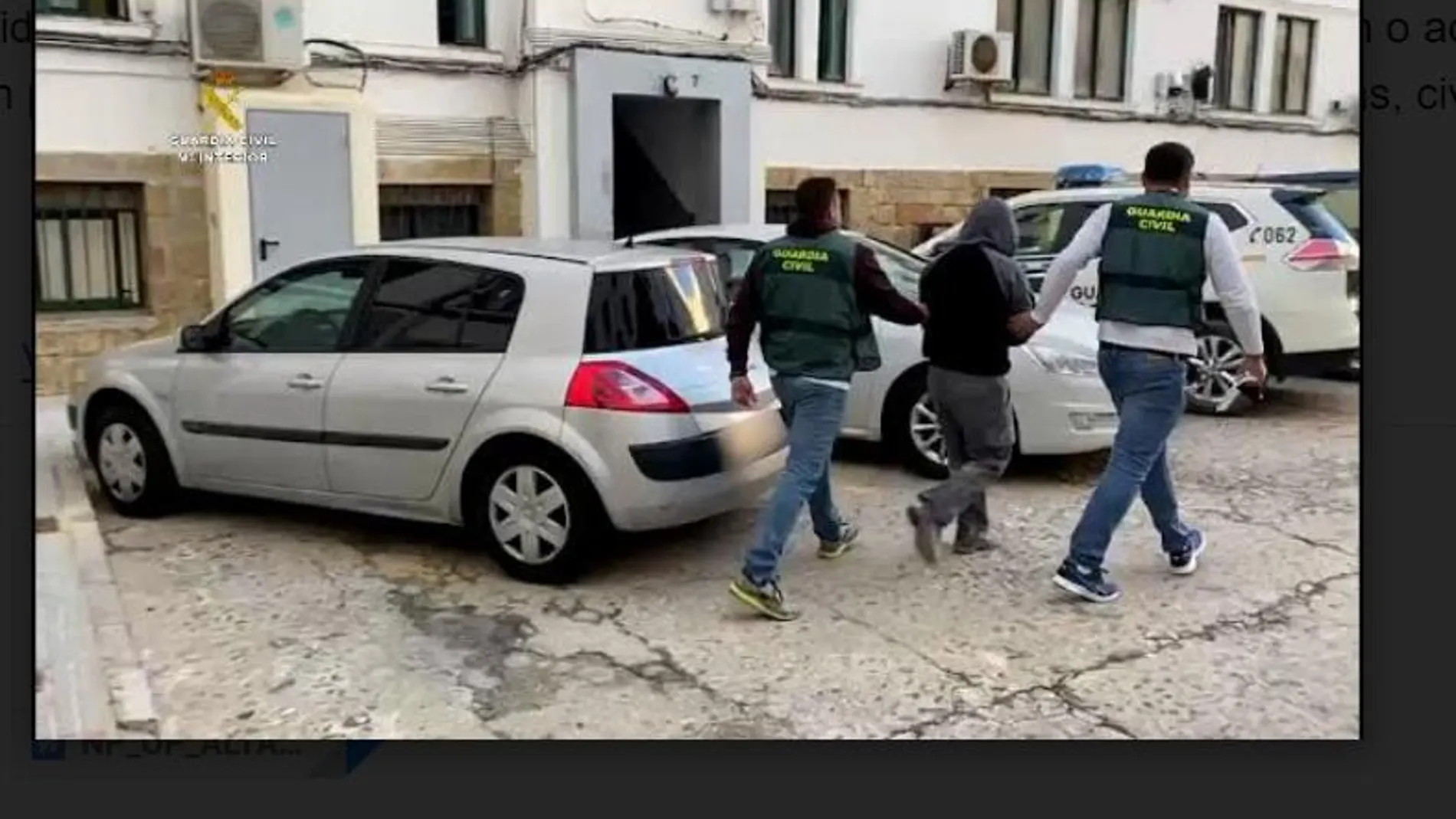 Guardias civiles conducen al detenido en Ceuta