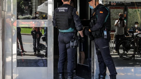 Agentes de la Unidad Central Operativa de la Guardia Civil (UCO) vigilan durante uno de los registros practicados en la operación Azud