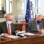 El alcalde de Málaga, Francisco de la Torre, y el director del Museo Estatal de Arte Ruso de San Petersburgo, Vladimir Gusev, durante la firma de un acuerdo
