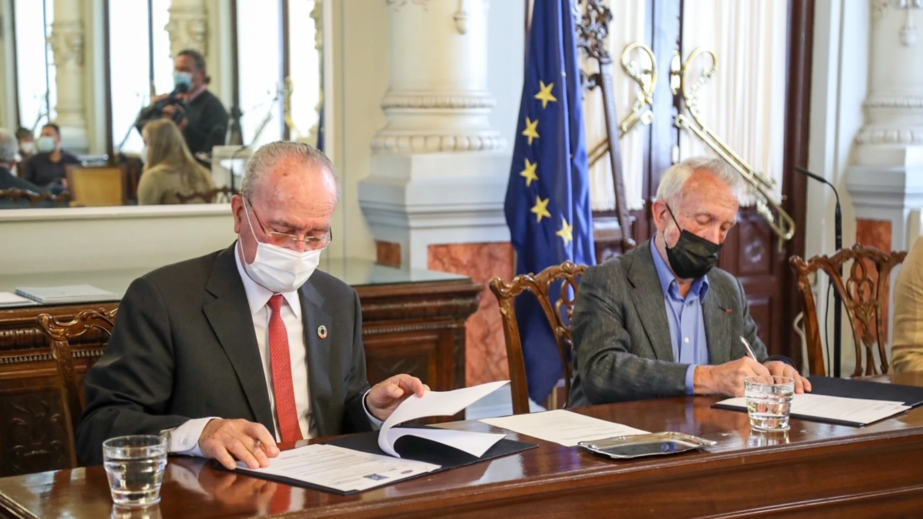 El alcalde de Málaga, Francisco de la Torre, y el director del Museo Estatal de Arte Ruso de San Petersburgo, Vladimir Gusev, durante la firma de un acuerdo