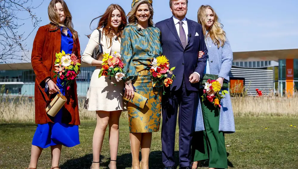 Los reyes de Holanda posan junto a sus hijas