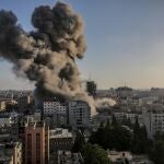 Vista de humo después de un ataque israelí a la torre Al-Shorouq en la ciudad de Gaza.