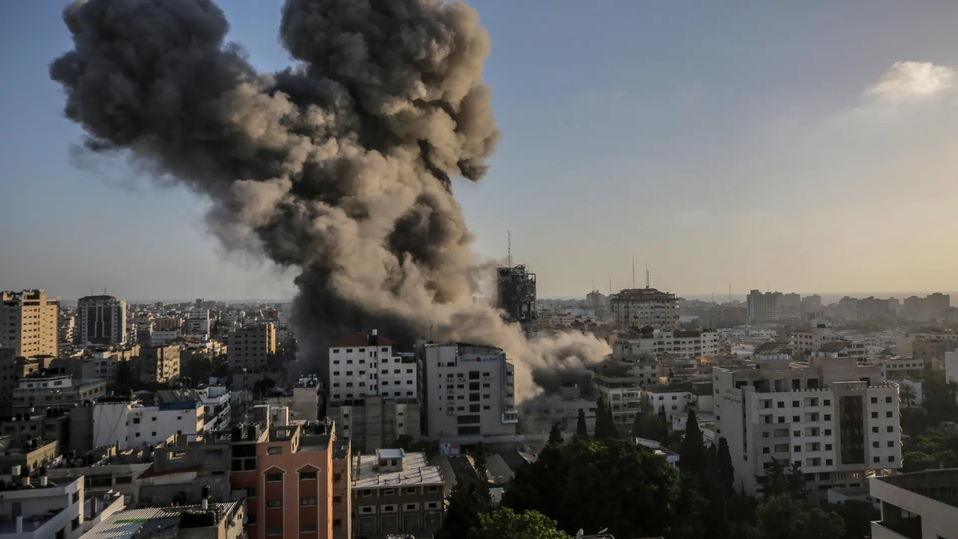 Vista de humo después de un ataque israelí a la torre Al-Shorouq en la ciudad de Gaza.