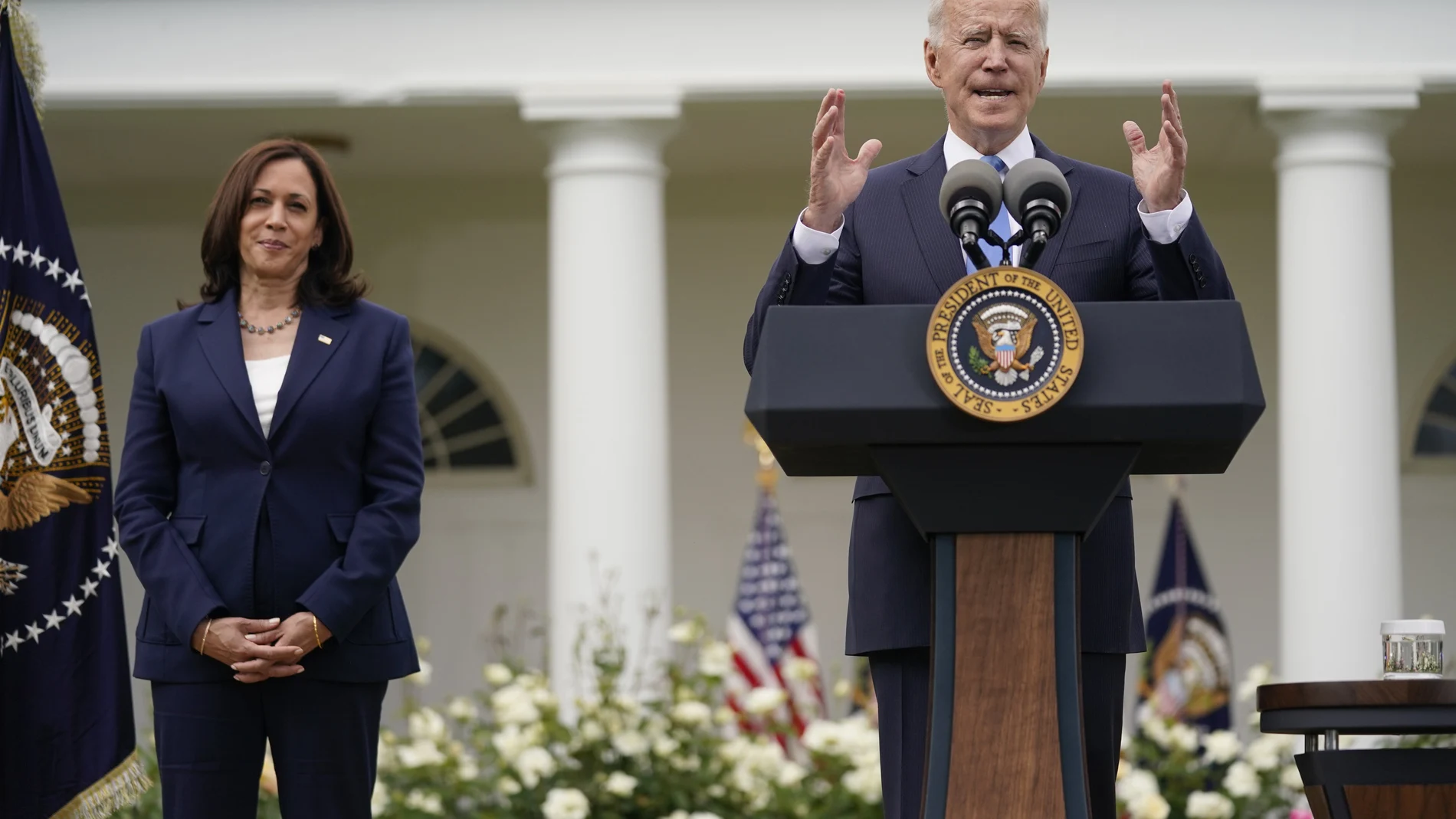 La vicepresidenta, Kamala Harris, escucha al presidente Joe Biden en la rosaleda de la Casa Blanca
