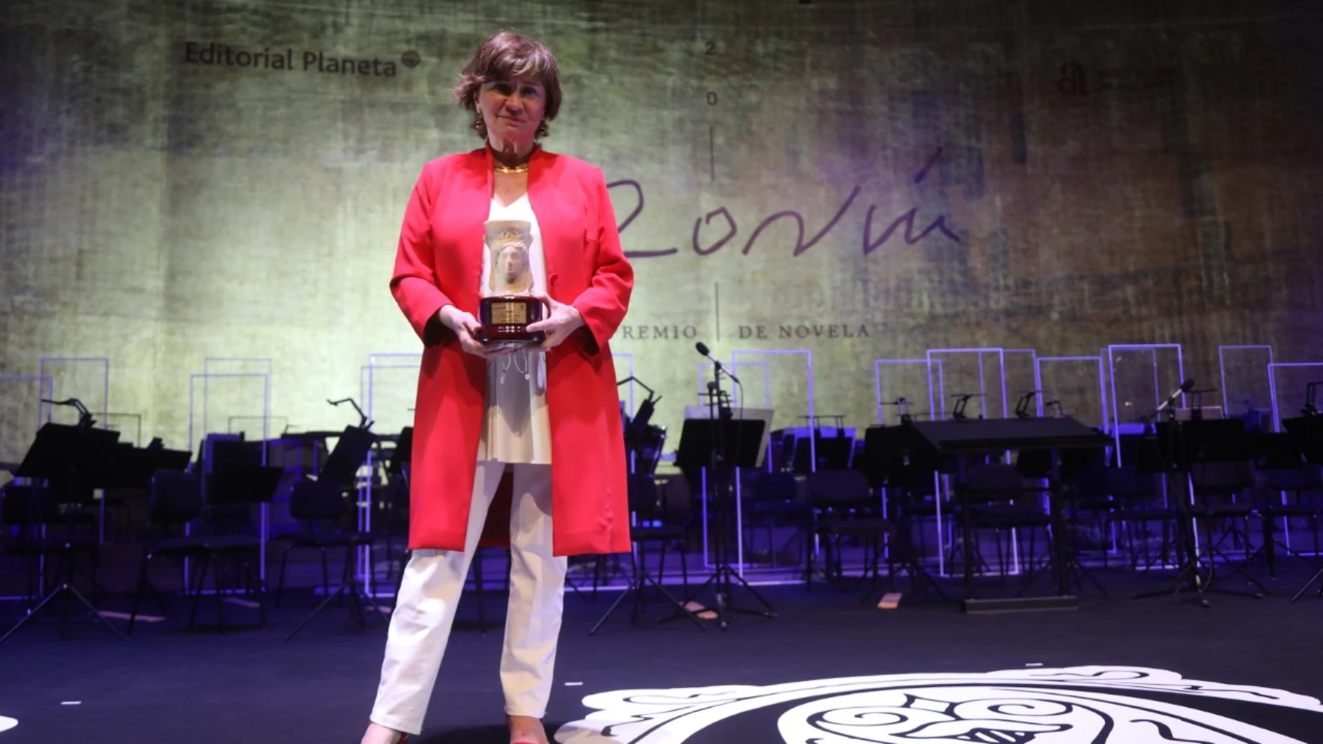 La escritora Nativel Preciado con el Premio Azorín