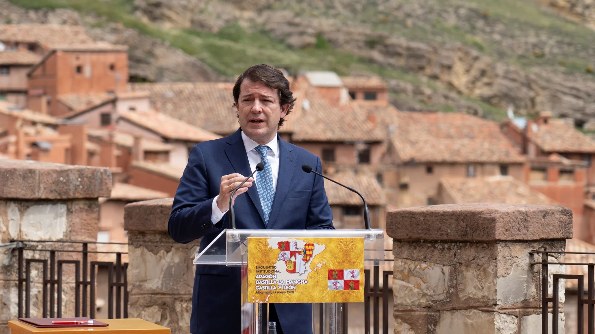El presidente de Castilla y León, Alfonso Fernández Mañueco en la localidad turolense de Albarracín