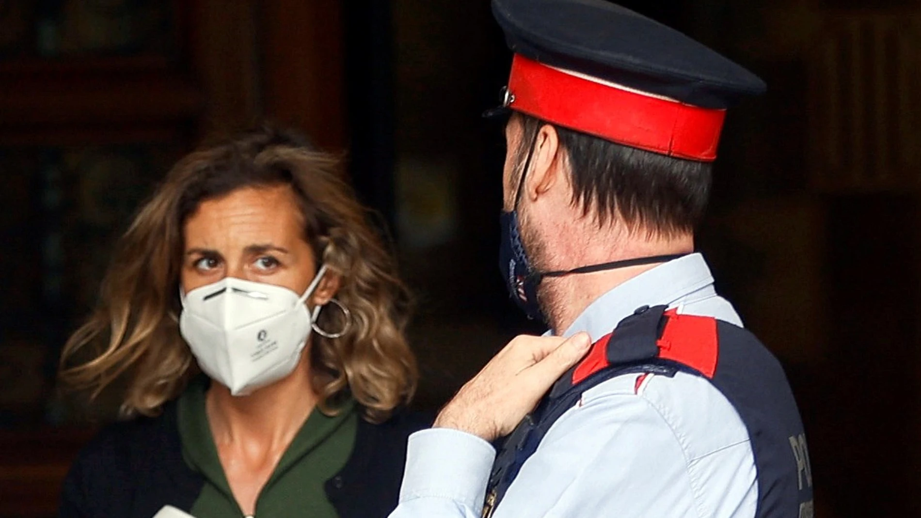 La diputada de la CUP Laia Estrada sale del Parlament de Cataluña poco después de conocerse que el juzgado de instrucción número seis de Tarragona ha dictado una orden de detención contra ella para que acuda a declarar por su participación en una protesta del 21 de diciembre de 2018, al no haber declarado voluntariamente en dos ocasiones. EFE/Quique Garcia