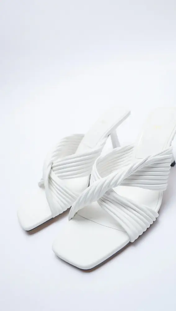 Sandalia plisada de Zara