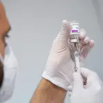 Un trabajador sanitario prepara una dosis del suero de AstraZeneca